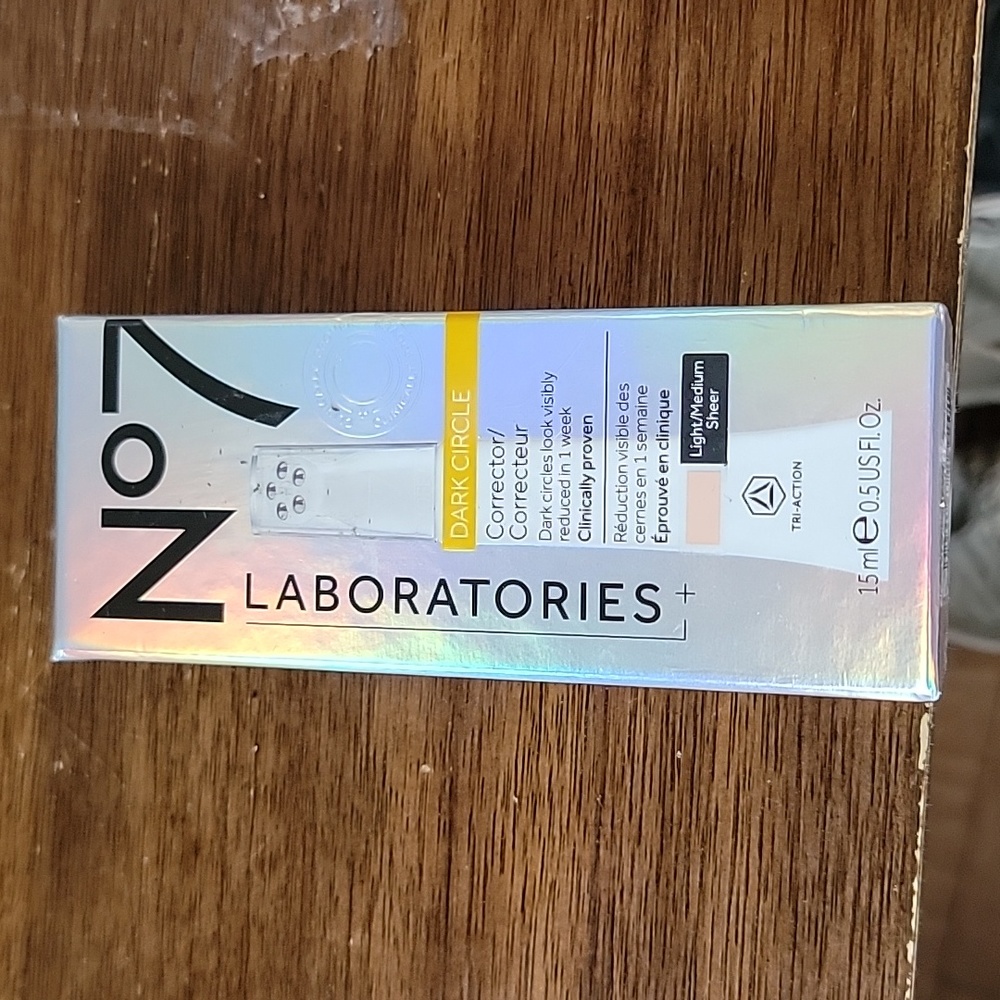 No 7 Laboratories Dark Circle Corrector Light/ Medium Sheer